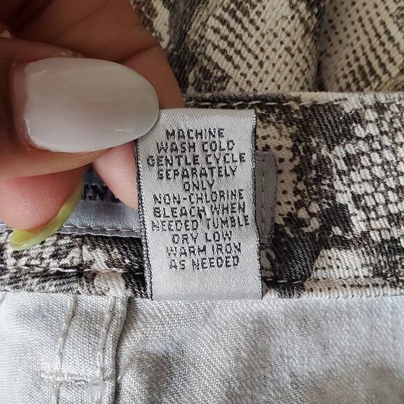 Chico's The Ultimate Fit Platinum Denim Crop Snake Print Jeans XL - Picture 8 of 8